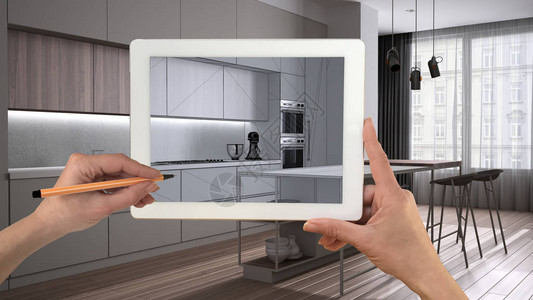 手握和用平板显示现代厨房的石板图片