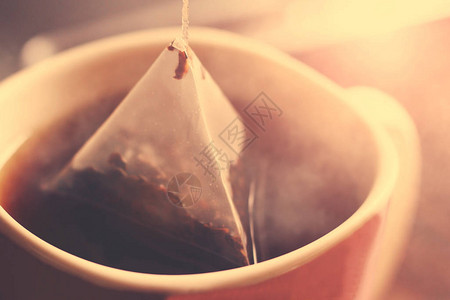 杯中的三角形茶包如此接近色调图片