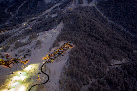 夜景滑雪胜地RosaKhutor和Peak3320m冬天的高加索山脉图片