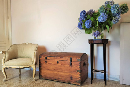 旧木箱古董扶手椅蓝色绣球花瓶图片
