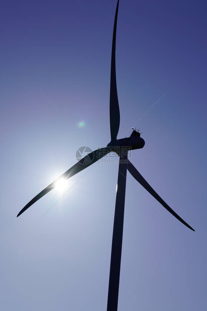 农场的风力涡轮机以抵御日光夏图片