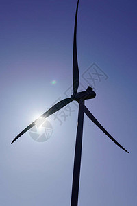 农场的风力涡轮机以抵御日光夏图片
