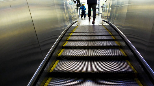 从地铁站走上自动扶梯金属楼梯图片