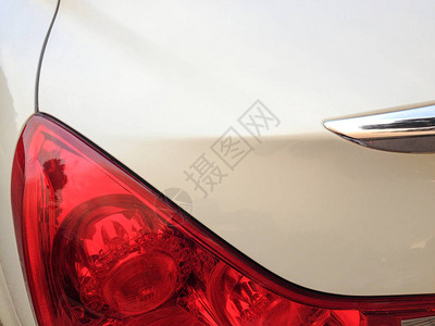 英菲尼迪g37清洁白色汽车的左后方视图洗车背景