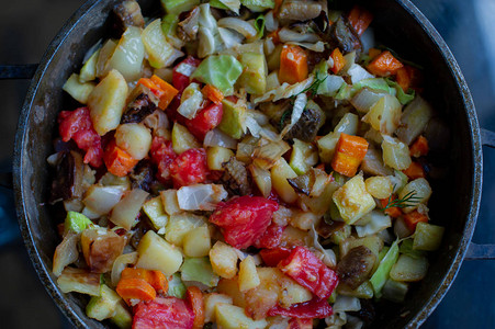 蔬菜切成方块在煎锅上炸图片