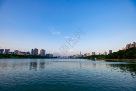 蓝天白云城中湖景图片
