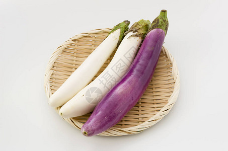 长白茄子和长紫茄子竹筛子高清图片