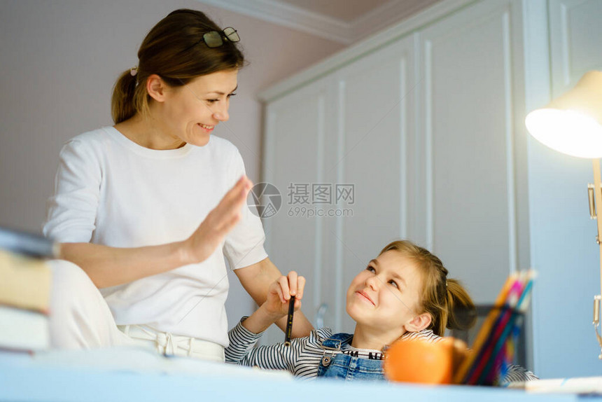 妈帮助女儿做作业玩得开心图片