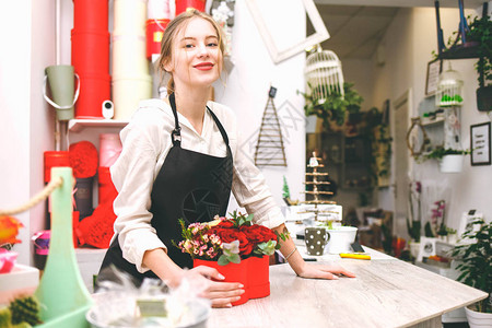 花店中漂亮花女的肖像在花图片