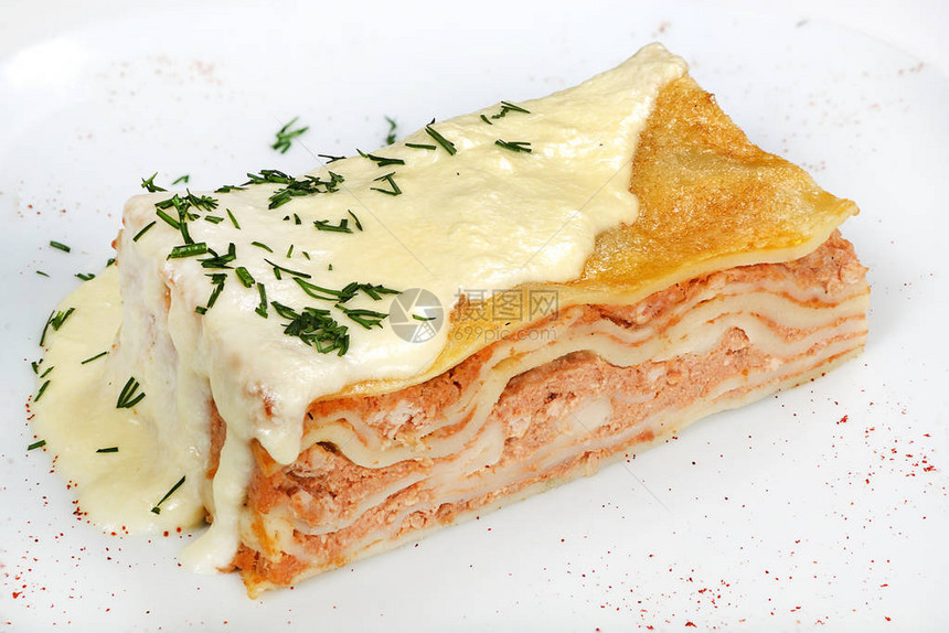 由面团和碎肉层Bolognese和美食酱帕米桑奶酪制成的意大利传统图片