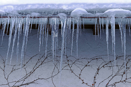 大冰棒挂在屋顶上危险大冰图片