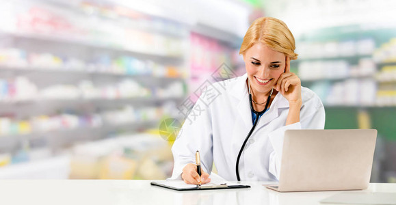 药剂师或医生在药房使用笔记本电脑图片