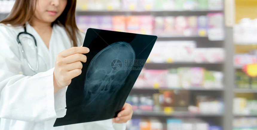 女医生或外科医生在医院检查病人的X光图象图片