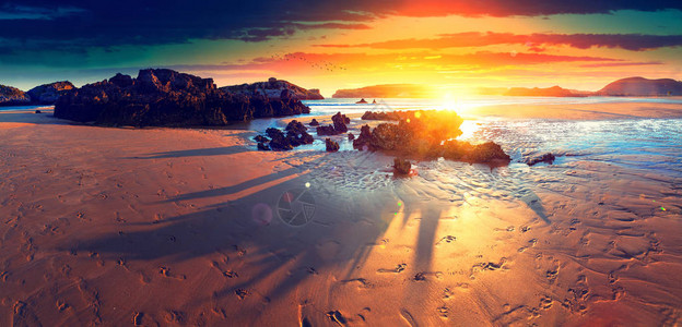 风景秀丽的海滩景观和日落图片