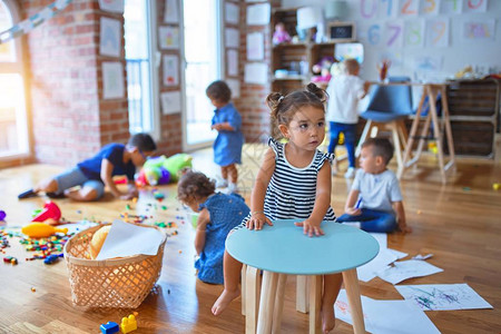 一群可爱的幼儿在幼儿园玩很多玩具图片