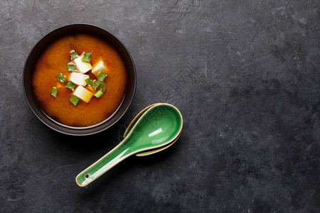 带有豆腐和春洋葱的日本传统汤带有复制空图片