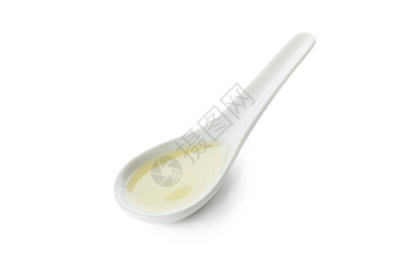 陶瓷勺与橄榄油隔离在白色背景图片