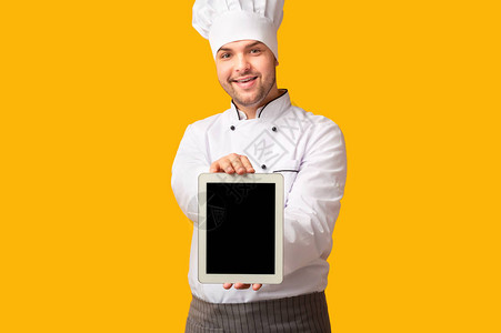 在线餐厅厨师家伙展示板白屏幕建议食品供应站立在黄色背景之上的烹饪节目图片