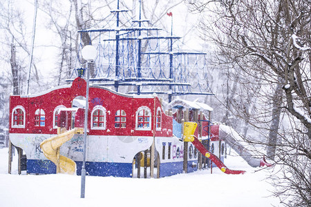 孩子们在冬天的雪暴中停车俄罗斯图片