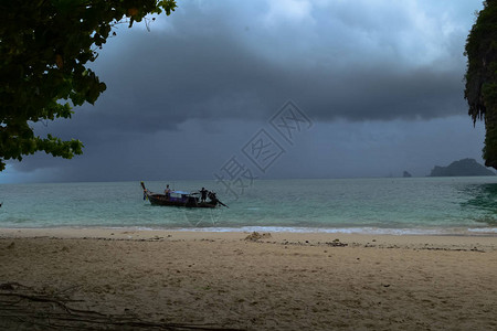 在Krabithailand的风雨前图片