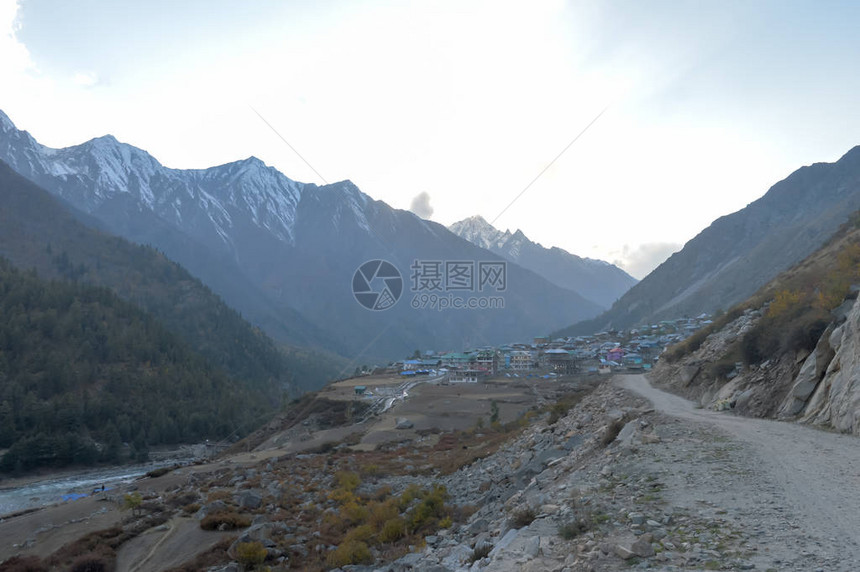 喜马拉雅丘陵高海拔地区的人类聚居地和山谷高海拔地区的极端寒冷气候崎岖的地形脆弱的地质和高海拔地图片