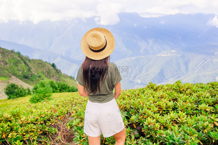 山上美丽的快乐的年轻女子度假美图片