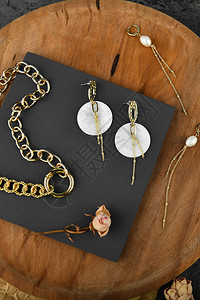 木制背景上的黄金首饰适合所有恋人的珠宝木制背景上的链图片