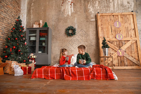孩子们在圣诞节前夕在家图片