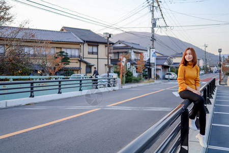 等待日落的年轻女士在日本大田雄图片