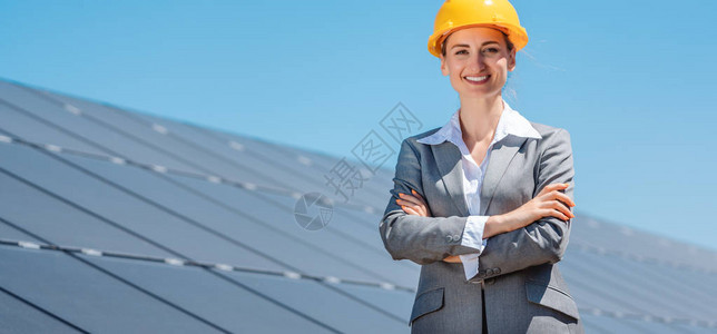 清洁能源中的女投资者在太阳能电池板图片