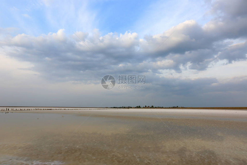 乌克兰阿佐夫海附近湖面的盐水表面天空晴朗图片