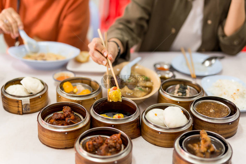 手拿着筷子餐厅里有蒸饺点心食品图片