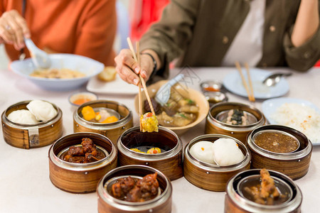 手拿着筷子餐厅里有蒸饺点心食品图片