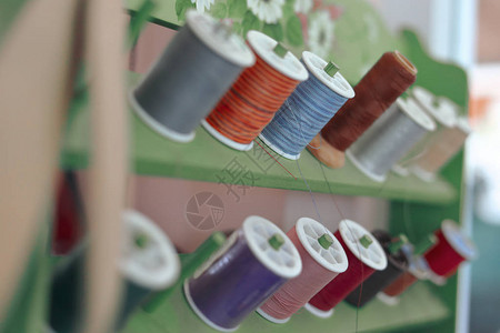 用于缝纫刺绣的彩色线组材料架子图片