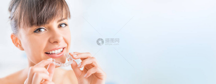 穿矫形硅酮女教练隐形牙套配对器用于牙科矫正的图片