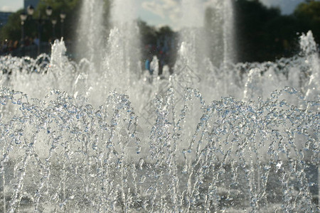 城市喷泉水和泡沫喷气式水喷口的图片