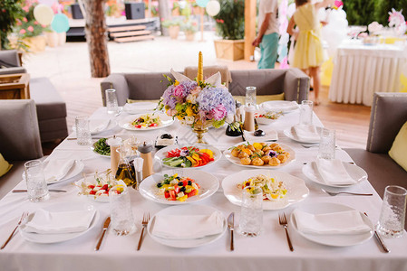 餐厅桌上的节日食品用花瓶和蜡烛装饰桌子的时尚装饰餐桌上的餐具图片