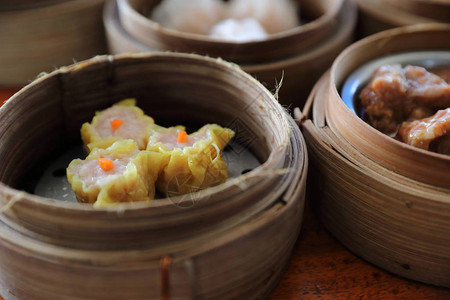 Dimsum蒸汽在木篮子中图片