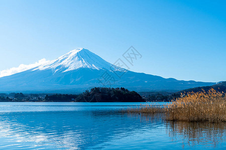 日本河口湖和蓝天的美丽富士山图片