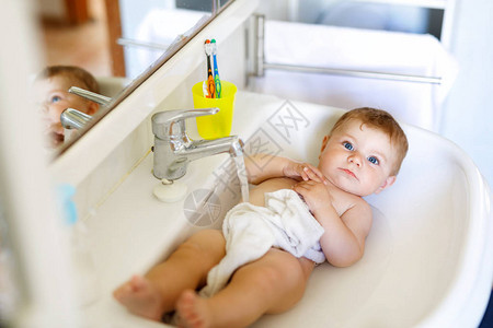 可爱的宝在洗手池洗澡图片