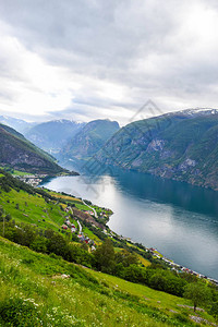 万根苕挪威艾于兰峡湾和山脉的壮丽景色背景
