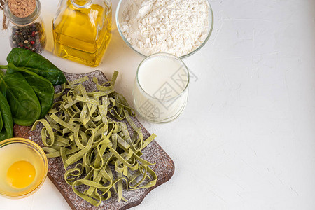 意大利面食蔬菜草药和香料橄榄油白底意大利菜的成分图片