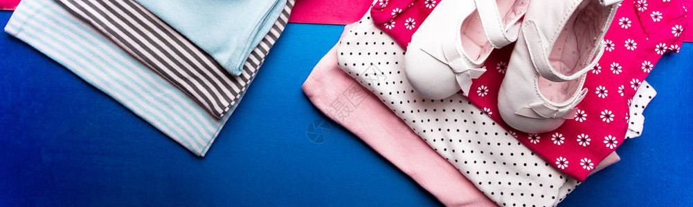 折叠蓝色和粉色紧身衣裤的横幅图片