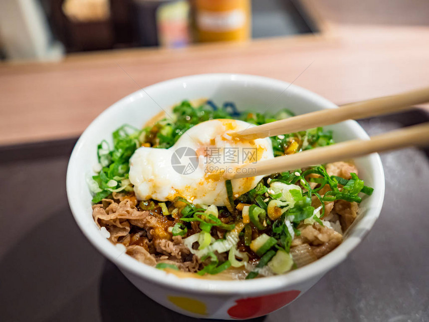 日本料理牛丼肉饭配生蛋黄图片