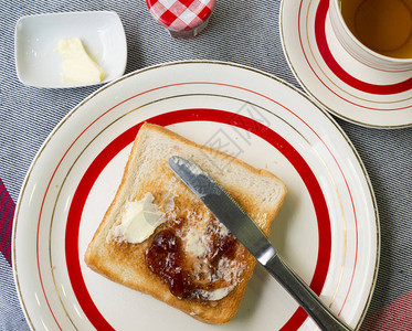 一杯红茶吐司配草莓酱和黄油早餐概念图片