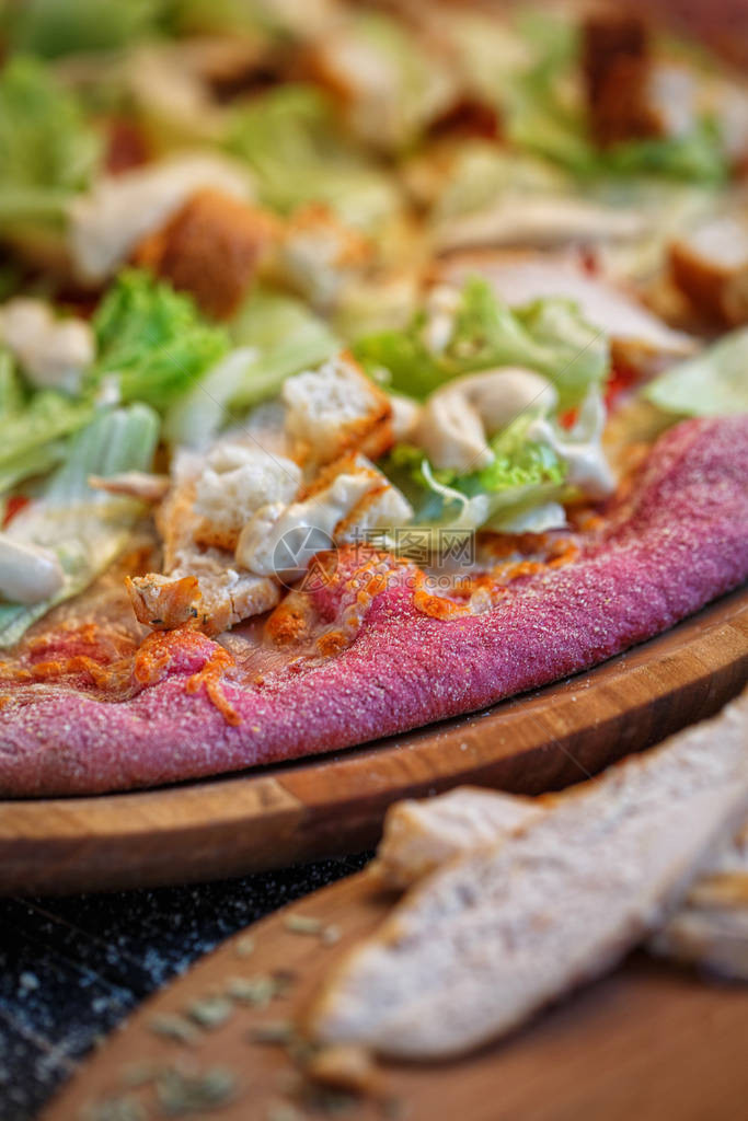 意大利传统披萨在黑桌子上配有食料的比萨图片