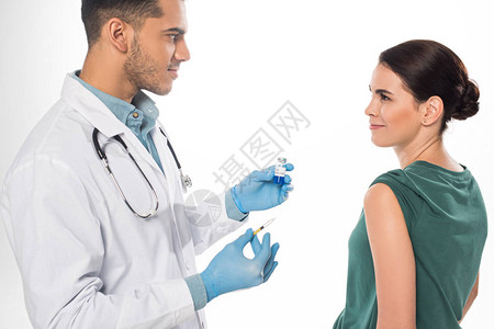 微笑的病人看着有流感疫苗和白线隔离图片
