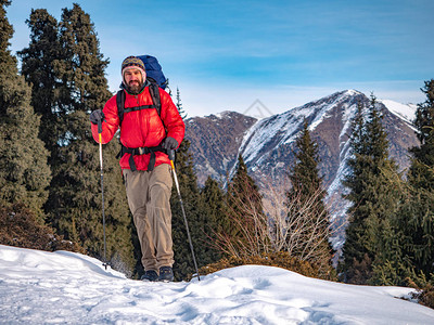 一个大胡子男在冬天的山里旅行冬季天气晴朗图片