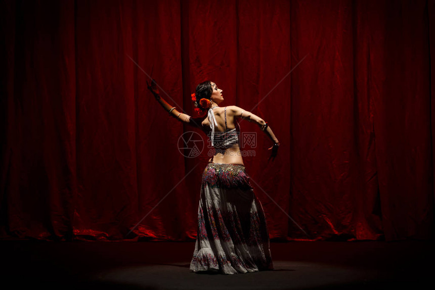 舞者女演员年轻女子在音乐剧舞蹈的戏剧场景中表演传统东方图片