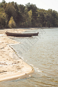 老木船停泊在湖岸边图片